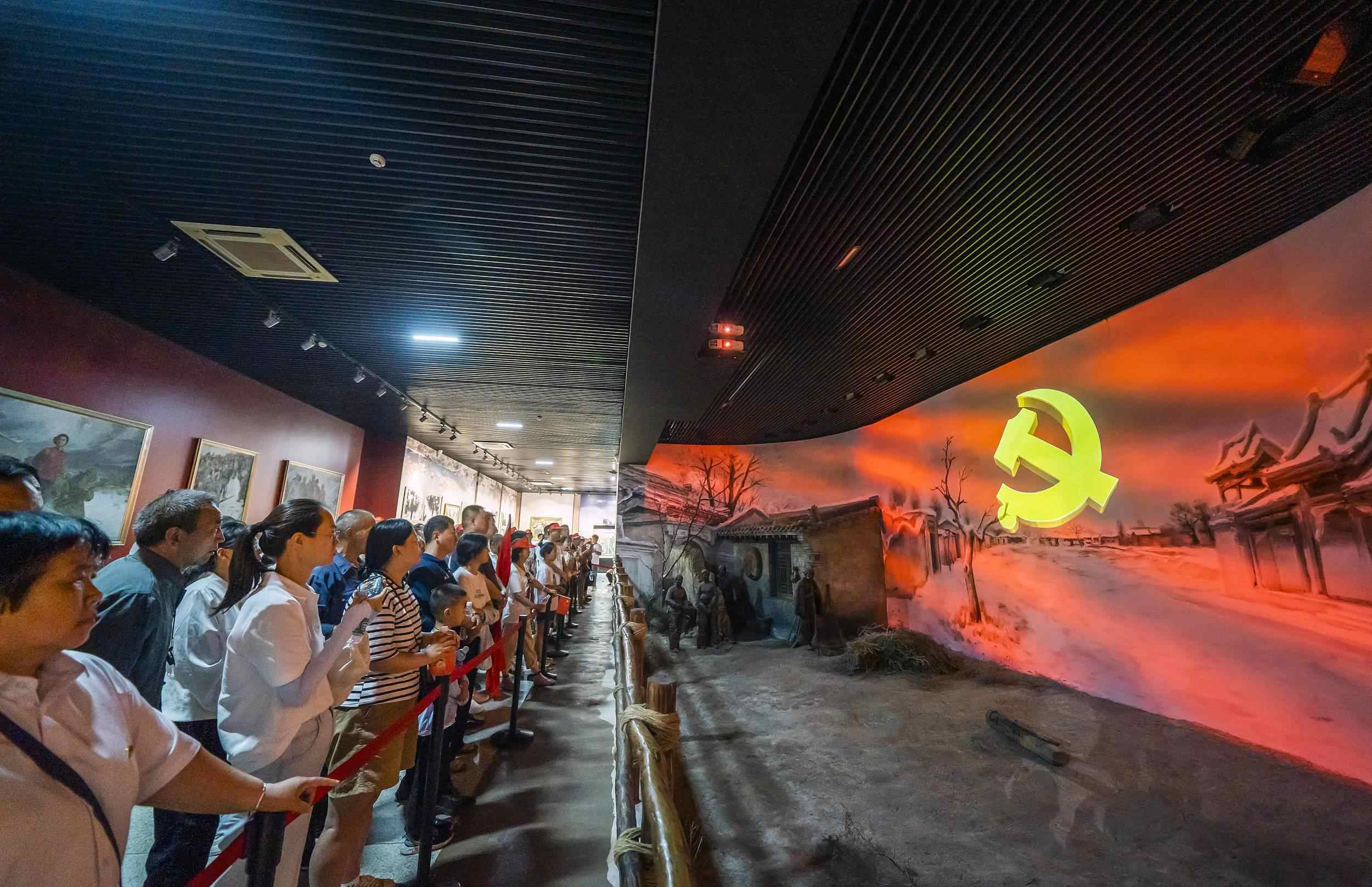 山西呂梁，游客正在文水縣劉胡蘭紀(jì)念館參觀。（圖片來源：視覺中國）