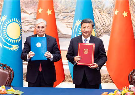 2023年5月17日下午，國家主席習近平在西安同來華出席中國—中亞峰會并進行國事訪問的哈薩克斯坦總統(tǒng)托卡耶夫會談。會談后，兩國元首簽署了《中華人民共和國和哈薩克斯坦共和國聯(lián)合聲明》，共同見證簽署經(jīng)貿(mào)、能源、交通、農(nóng)業(yè)、互聯(lián)互通、人文、地方等領(lǐng)域多項雙邊合作文件。新華社記者 黃敬文 攝