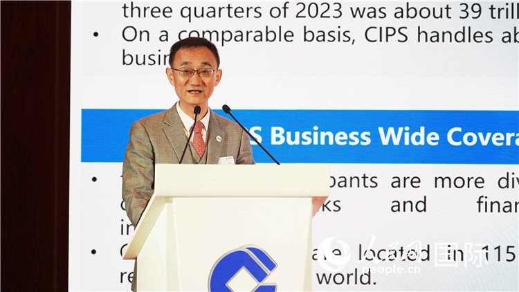 跨境銀行間支付清算有限責(zé)任公司總裁許再越發(fā)言。 人民網(wǎng) 張茜 攝