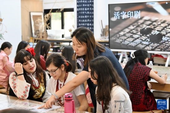 7月3日，外國(guó)學(xué)生在了解中國(guó)文化。新華社記者 李然 攝