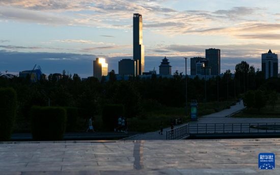 這是7月2日拍攝的哈薩克斯坦首都阿斯塔納市中心的建筑群。新華社記者 白雪騏 攝
