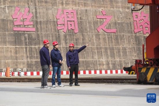 中哈兩國工作人員在中哈連云港物流合作基地交流（2023年5月10日攝）。新華社記者 季春鵬 攝