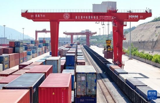 6月30日，在中哈連云港物流合作基地，大型機械在吊裝集裝箱（無人機照片）。新華社發(fā)（王健民 攝）