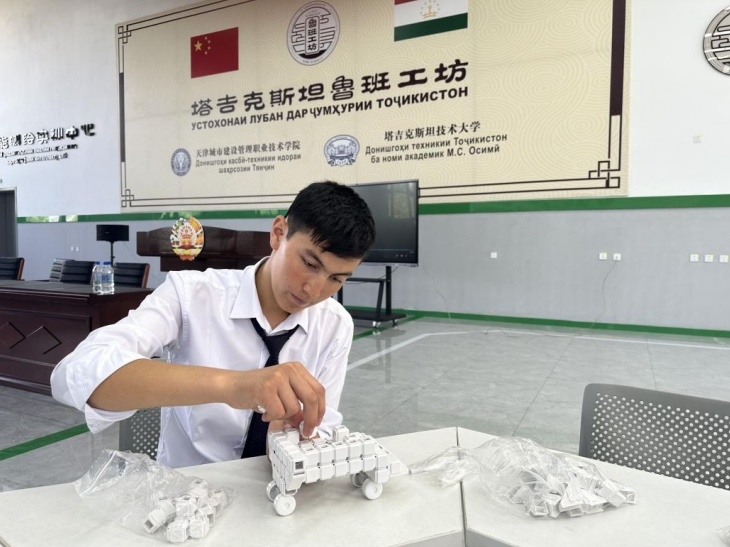 在塔吉克斯坦魯班工坊內(nèi)，學(xué)員正在操作能力源創(chuàng)新套件。本報記者 屈佩 攝