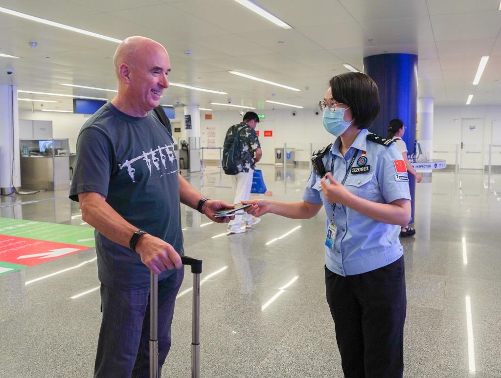  7月2日，南寧邊檢站移民管理警察引導(dǎo)外籍旅客有序通關(guān)。（南寧邊檢站供圖）