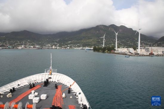 7月5日，中國(guó)海軍“和平方舟”號(hào)醫(yī)院船抵達(dá)塞舌爾維多利亞新港碼頭。新華社發(fā)（劉志磊 攝）
