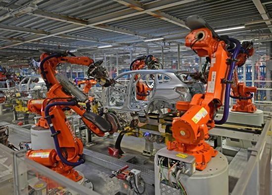 在華晨寶馬沈陽鐵西工廠車身車間，機器臂在焊接車身（2022年2月16日攝）。新華社記者 楊青 攝