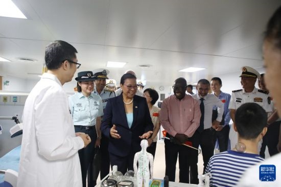 7月5日，塞舌爾衛(wèi)生部長(zhǎng)維多在中國(guó)海軍“和平方舟”號(hào)醫(yī)院船上參觀中醫(yī)診室。新華社發(fā)（劉志磊 攝）