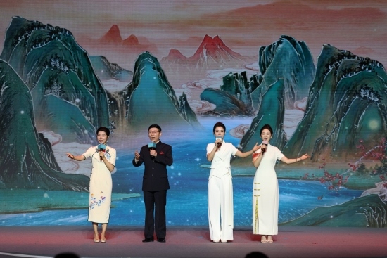 四位戲曲演員同臺獻(xiàn)唱。