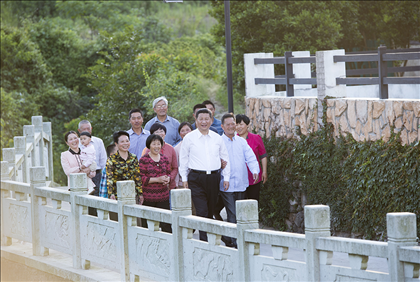 2015年5月25日，習(xí)近平總書(shū)記在浙江省舟山市定海區(qū)干覽鎮(zhèn)新建社區(qū)視察。