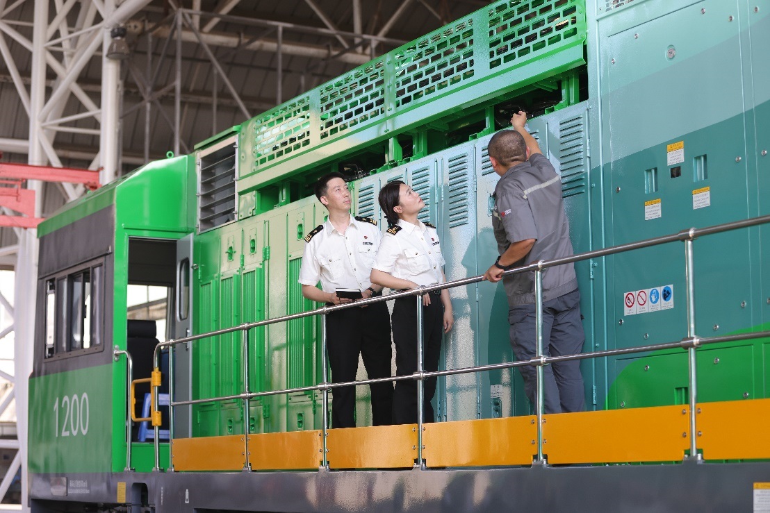 常州海關(guān)關(guān)員了解氫能源機車生產(chǎn)流程。魏幫軍攝