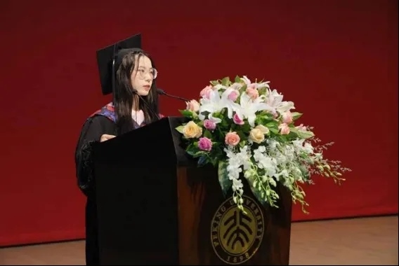 鐘芳蓉在北京大學(xué)考古文博學(xué)院畢業(yè)典禮上發(fā)言。校方供圖