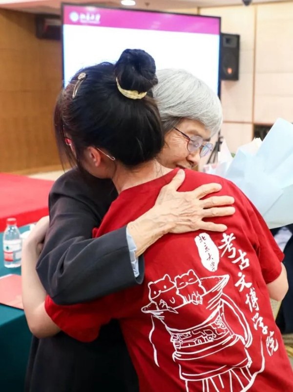 2023年，在校友向母校捐贈(zèng)儀式上，鐘芳蓉與樊錦詩擁抱。校方供圖
