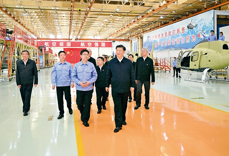 2023年10月10日至13日，中共中央總書記、國(guó)家主席、中央軍委主席習(xí)近平在江西考察。這是11日上午，習(xí)近平在景德鎮(zhèn)市昌河飛機(jī)工業(yè)（集團(tuán)）有限公司考察。 新華社記者 燕雁/攝