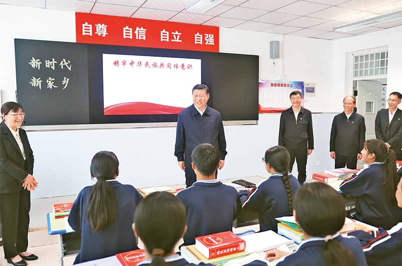 2024年6月18日至19日，中共中央總書記、國(guó)家主席、中央軍委主席習(xí)近平在青海考察。這是18日下午，習(xí)近平在果洛西寧民族中學(xué)高一（1）班觀摩“新時(shí)代、新家鄉(xiāng)”主題思政課。 新華社記者 鞠鵬/攝