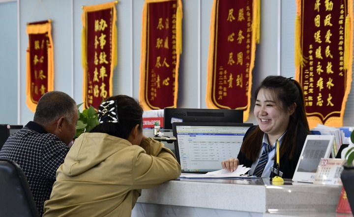 2024年3月25日，北京市大興區(qū)龐各莊鎮(zhèn)政務(wù)服務(wù)中心的工作人員耐心為群眾解答問(wèn)題。大興區(qū)龐各莊鎮(zhèn)政務(wù)服務(wù)中心用“最多跑一次”的工作理念為企業(yè)和群眾提供了便利化、精準(zhǔn)化、個(gè)性化的衍生服務(wù)。新華社記者 李欣 攝