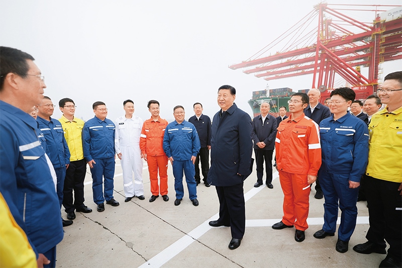 2024年5月22日至24日，中共中央總書記、國(guó)家主席、中央軍委主席習(xí)近平在山東考察。這是22日下午，習(xí)近平在日照港親切慰問(wèn)港口科技工作者、運(yùn)營(yíng)人員、航運(yùn)人員。 新華社記者 鞠鵬/攝
