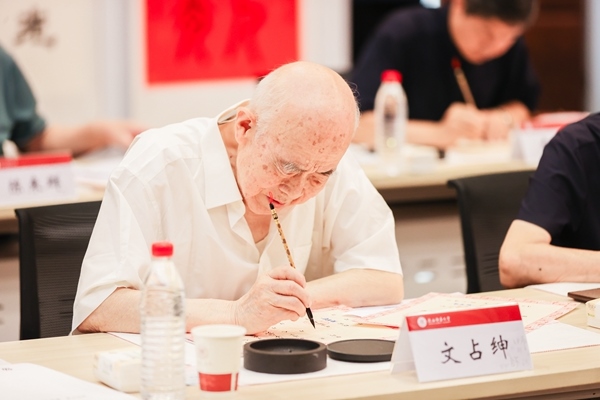 陜西師范大學毛筆手寫錄取通知書現(xiàn)場。校方供圖