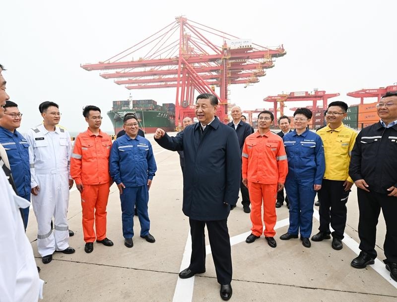 △2024年5月22日，習(xí)近平總書記在山東日照港親切慰問港口科技工作者、運營人員、航運人員。