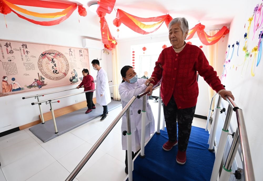 在河北省香河縣安平鎮(zhèn)運河新村醫(yī)養(yǎng)中心，老年人在進行康復(fù)訓(xùn)練（2024年2月29日攝）。新華社記者 王曉 攝