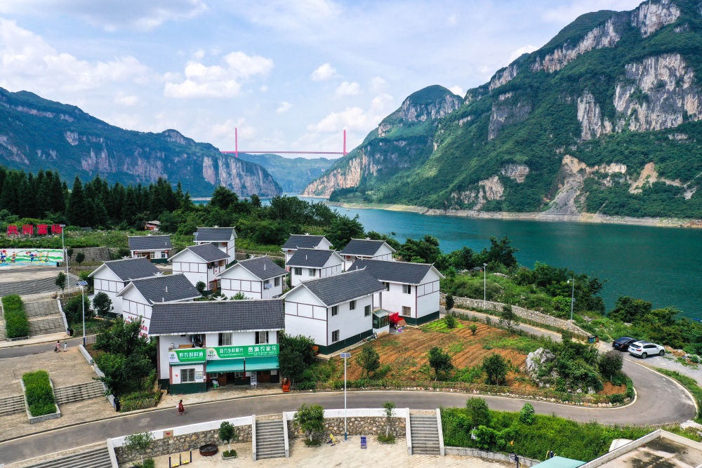 這是貴州省黔西市新仁苗族鄉(xiāng)化屋村麻窩寨易地搬遷集中安置點（2021年7月24日攝，無人機照片）。新華社記者 楊文斌 攝