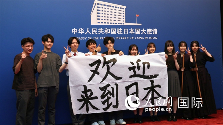 日本小大使現(xiàn)場(chǎng)書寫“歡迎來到日本”。人民網(wǎng) 許可攝