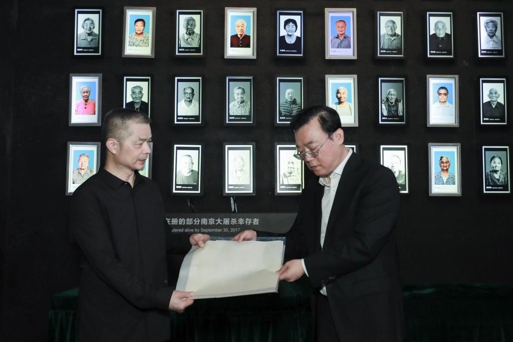南京大屠殺幸存者高如琴的兒子向軍向侵華日軍南京大屠殺遇難同胞紀念館捐贈高如琴老人相關(guān)物品。（侵華日軍南京大屠殺遇難同胞紀念館供圖）