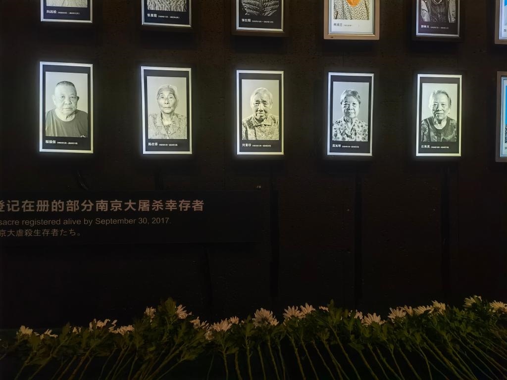 7月18日，侵華日軍南京大屠殺遇難同胞紀念館內(nèi)舉行“熄燈”悼念儀式，為今年離世的5位幸存者老人送行。新華社記者邱冰清 攝