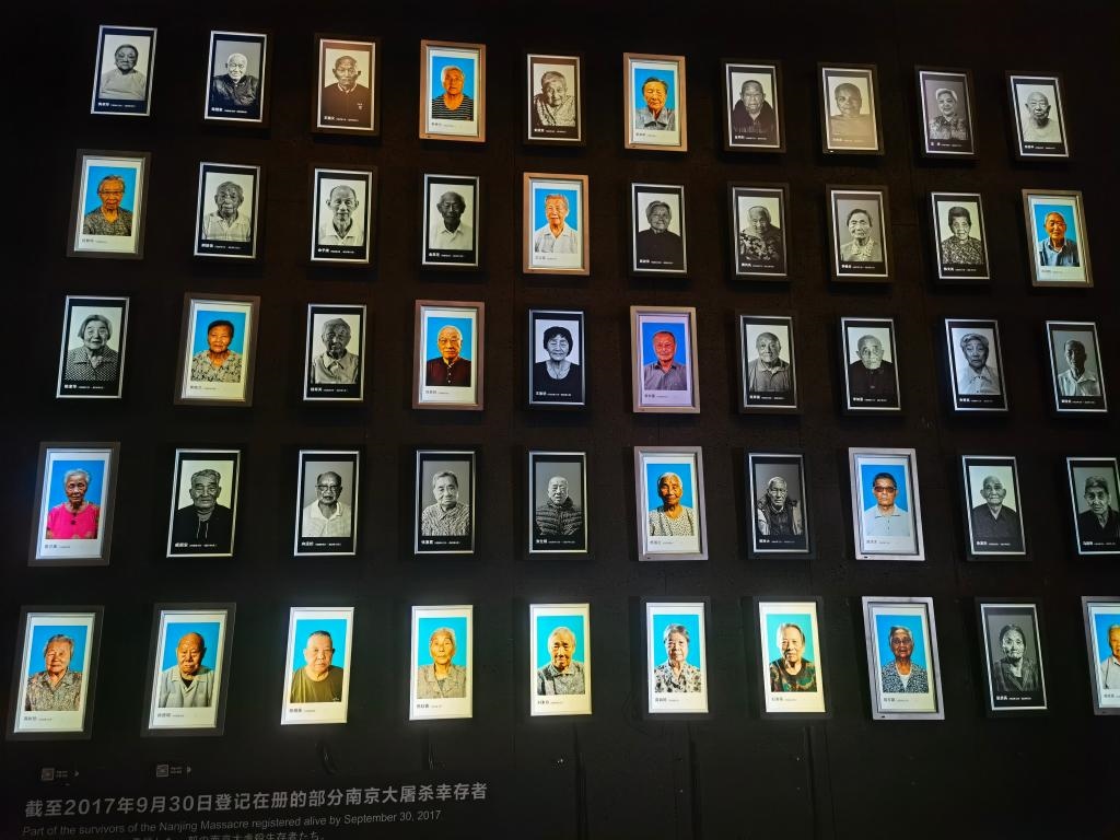 侵華日軍南京大屠殺遇難同胞紀念館內(nèi)的幸存者照片墻局部。新華社記者邱冰清 攝