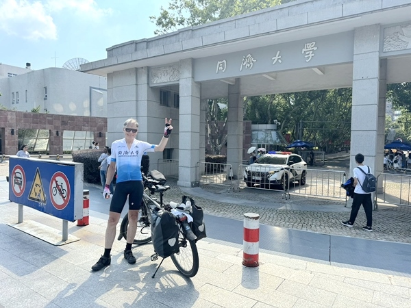 近日，同濟(jì)大學(xué)建筑與城市規(guī)劃學(xué)院Ole Bouman教授順利抵達(dá)上海。校方供圖