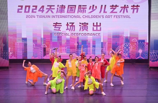 7月22日，來自俄羅斯的舞蹈團(tuán)演員在藝術(shù)節(jié)上展演。新華社記者 趙子碩 攝
