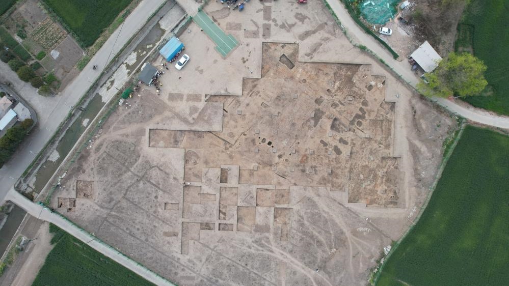 這是2024年3月23日拍攝的四川省廣漢市三星堆遺址發(fā)掘區(qū)（無(wú)人機(jī)照片）。新華社發(fā)（四川省文物考古研究院供圖）