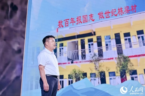 張玉滾分享用一根扁擔送孩子們走出大山的故事。人民網(wǎng)攝