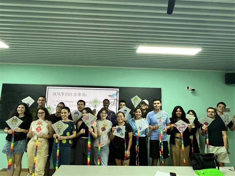 在中國和巴西共迎兩國建交50周年之際，巴西圣保羅州立大學孔子學院今年7月成功組織多批、近40名巴西青少年來華進行短期訪問交流，圖為訪問團成員參加文化體驗活動。 巴西圣保羅州立大學孔子學院供圖