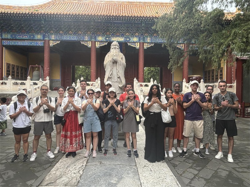 在中國和巴西共迎兩國建交50周年之際，巴西圣保羅州立大學孔子學院今年7月成功組織多批、近40名巴西青少年來華進行短期訪問交流，圖為訪問團成員參加文化體驗活動。 巴西圣保羅州立大學孔子學院供圖