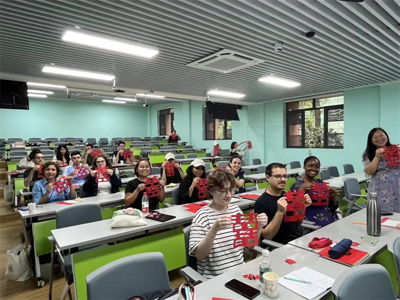 在中國和巴西共迎兩國建交50周年之際，巴西圣保羅州立大學孔子學院今年7月成功組織多批、近40名巴西青少年來華進行短期訪問交流，圖為訪問團成員參加文化體驗活動。 巴西圣保羅州立大學孔子學院供圖
