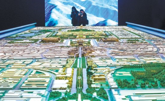 首都博物館“輝煌中軸”展廳內(nèi)，十六米長的中軸線沙盤，配以立體投影技術(shù)，展現(xiàn)北京中軸線之壯美。 本報(bào)記者 武亦彬攝