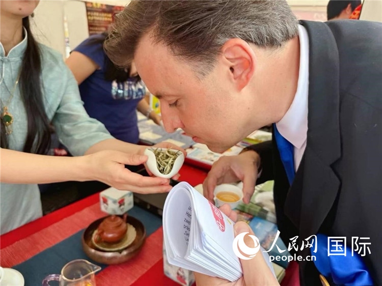 德國市民品鑒中國茶。人民網記者 劉赫攝