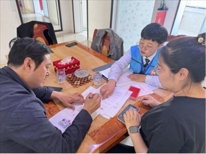 棋蒙政務(wù)企業(yè)服務(wù)中心幫辦代辦員為高老先生上門辦理業(yè)務(wù)。鄂托克旗政務(wù)服務(wù)與數(shù)據(jù)管理局供圖