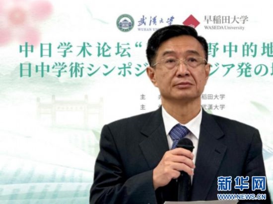 圖為中國駐日本大使館教育處公使銜參贊杜柯偉發(fā)表致辭。（武漢大學(xué)供圖）