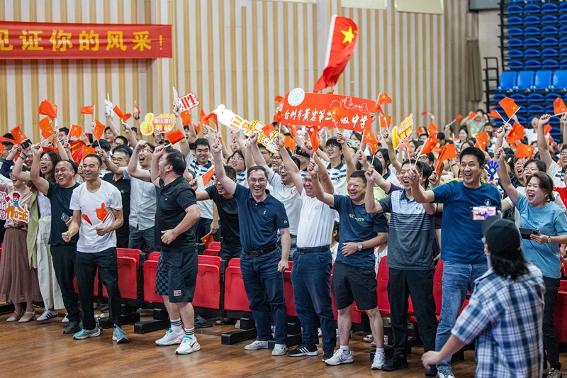 北京時間7月27日，2024年巴黎奧運會首個比賽日，在射擊10米氣步槍混合團體比賽中，中國選手黃雨婷/盛李豪獲得金牌。圖為黃雨婷的母校師生們通過收看奧運直播的方式為她加油助威。