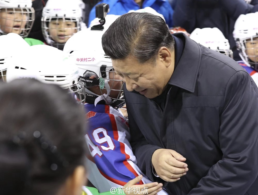 2017年2月24日，習(xí)近平總書記在北京五棵松體育中心考察時(shí)同青少年冰球愛好者“撞肩”，表示相互問候。新華社記者 丁林 攝