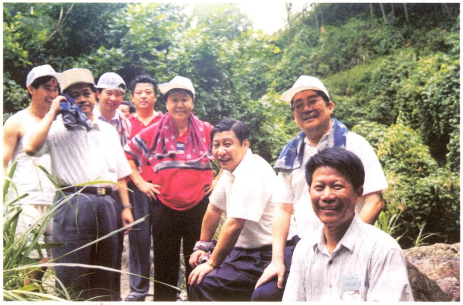 1999年6月，習(xí)近平在福州森林公園參加紀(jì)念毛主席“發(fā)展體育運(yùn)動，增強(qiáng)人民體質(zhì)”題詞47周年登山健身活動。（資料照片，來源：《習(xí)近平在福建》（下））