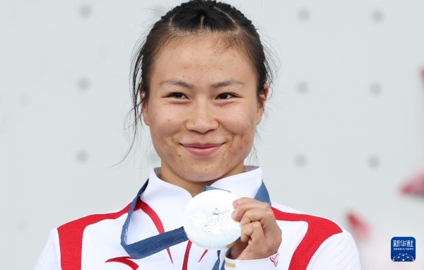 北京時(shí)間8月7日，在巴黎奧運(yùn)會(huì)攀巖女子速度賽比賽中，中國選手鄧麗娟獲得銀牌。圖為亞軍中國選手鄧麗娟在頒獎(jiǎng)儀式上。新華社記者 高靜 攝