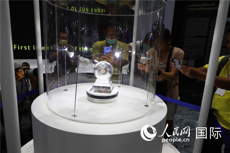 “嫦娥五號(hào)”探測(cè)器從月球帶回的月球樣品在泰國(guó)展出。人民網(wǎng)記者簡(jiǎn)承淵攝