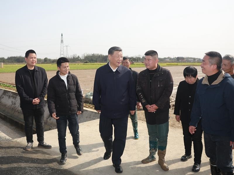 2024年3月19日，習(xí)近平總書記在湖南常德市鼎城區(qū)謝家鋪鎮(zhèn)港中坪村，同種糧大戶、農(nóng)技人員、基層干部親切交流。
