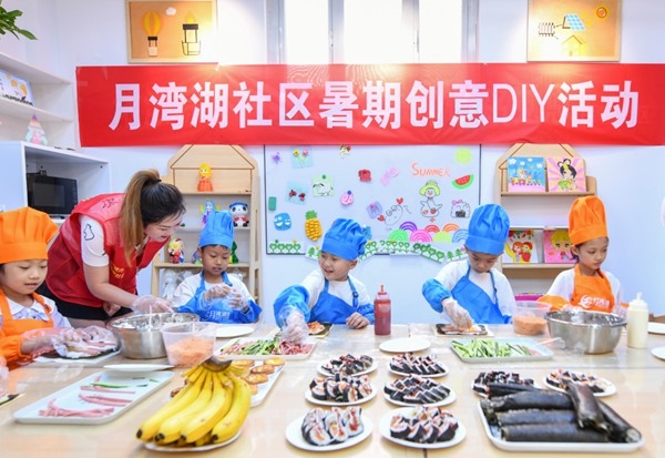 漯河市月灣湖社區(qū)青少年活動(dòng)室里，志愿者教孩子們做手工。 齊國霞攝