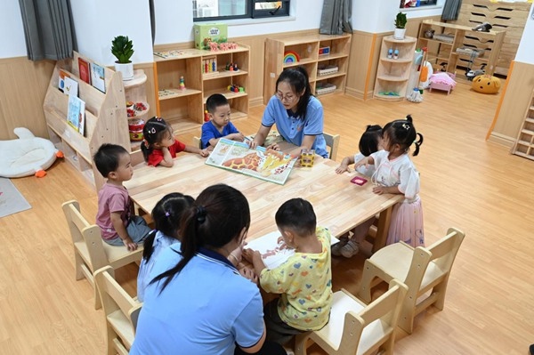 鄭州市金水區(qū)杜嶺街道工會(huì)專門開設(shè)了低幼兒童托管班。人民網(wǎng)記者王玉興攝