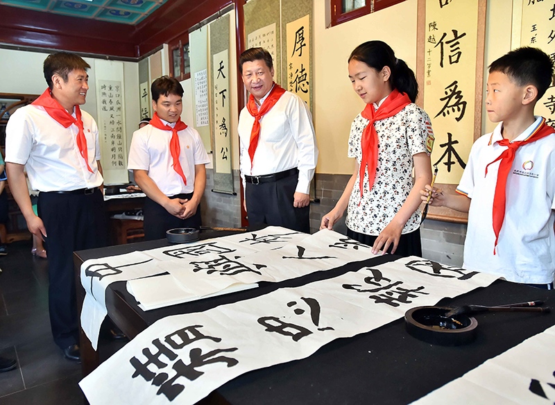 2014年5月30日，習(xí)近平總書記來到北京市海淀區(qū)民族小學(xué)，參加慶祝“六一”國際兒童節(jié)活動。這是總書記觀看學(xué)生書寫的毛筆字。