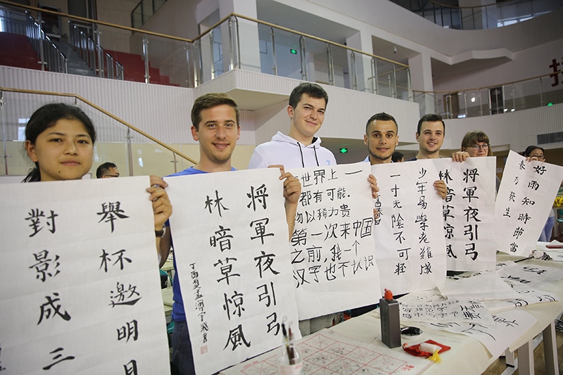 2017年6月5日，來自青島大學(xué)和中國石油大學(xué)（華東）的外國留學(xué)生在展示現(xiàn)場完成的書法作品。